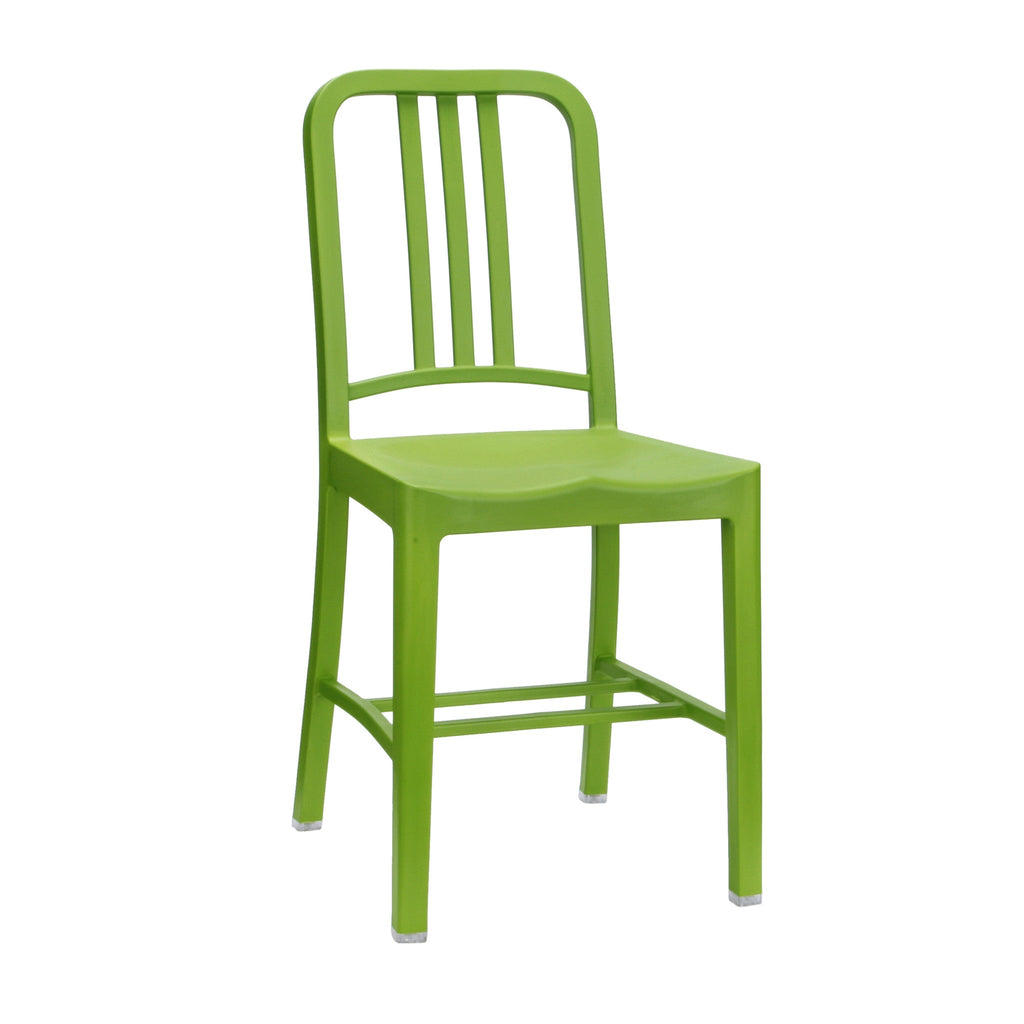 111 NAVY stol. Rød, grå eller grøn kantinestol af 111 brugte colaflasker. - 2rethink