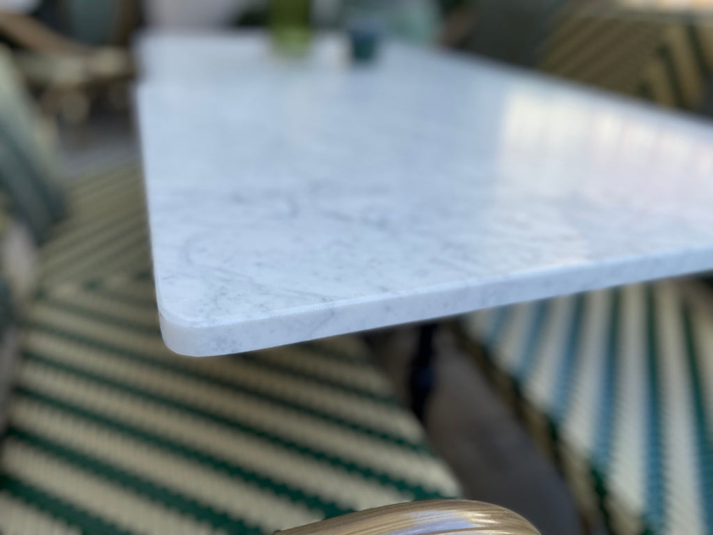 Restaurant Levi fik udendørs borde i marmor