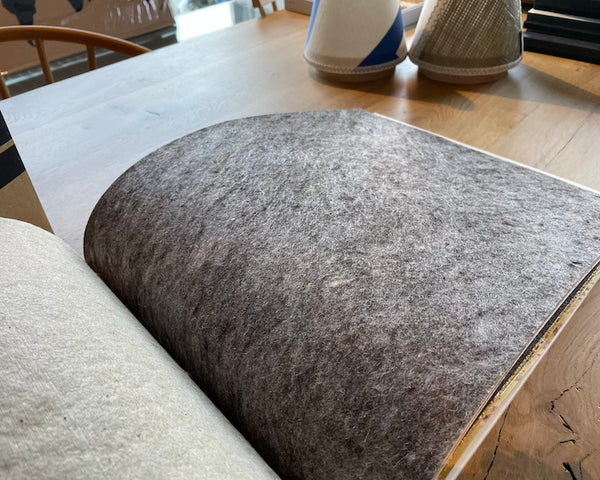 Organoid Fåre uld filt. Tekstil overflade til møbler, produktdesign, tapet mv.