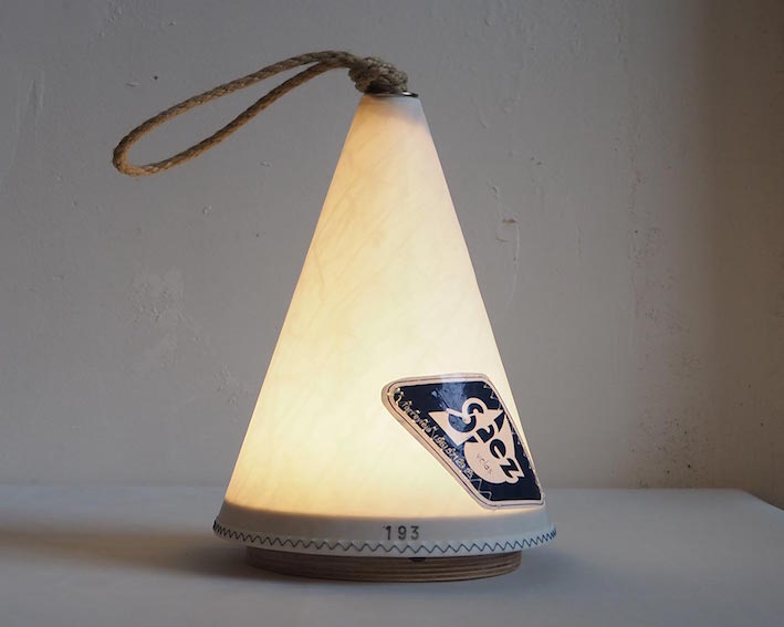 Opladelig LED lampe lavet af brugte sejl.