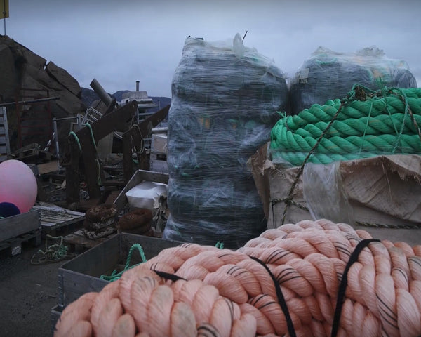 Kantinestol af brugte fiskenet (Ocean Plastics ) fra Norge. - 2rethink